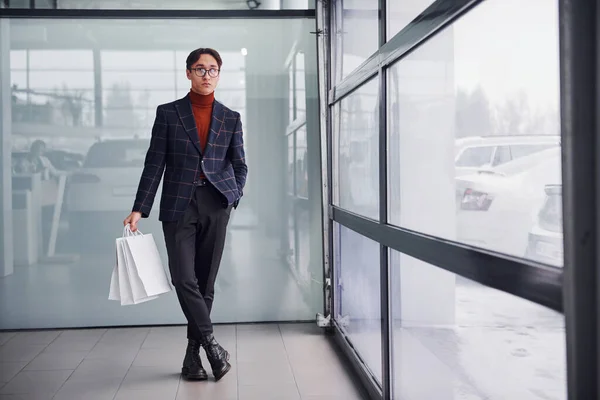 Con Bolsas Compras Joven Hombre Negocios Traje Lujo Ropa Formal —  Fotos de Stock