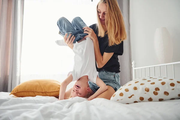 Mutter Spielt Und Hat Spaß Mit Ihrem Sohn Schlafzimmer Tag — Stockfoto