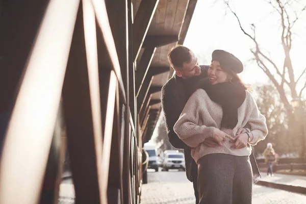 Lekfulla Och Härliga Multiracial Par Tillsammans Utomhus Staden Asiatisk Tjej — Stockfoto