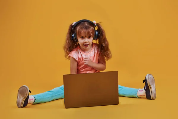 Cute Little Girl Laptop Headphones Studio Yellow Background — Stock Photo, Image