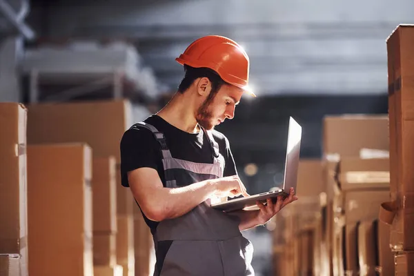 Opslagmedewerker Uniform Modern Laptop Handen Controleert Productie — Stockfoto