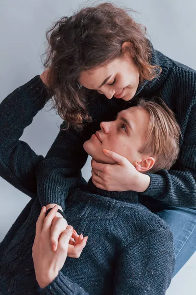 Pasangan Muda Yang Manis Saling Merangkul Dalam Ruangan Studio — Stok Foto
