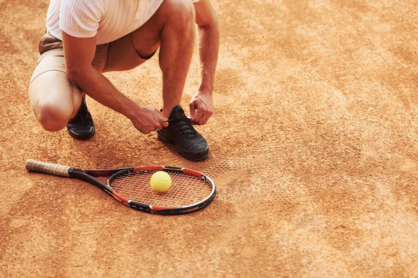 Готовлюсь Молодой Теннисист Спортивной Одежде Корте Открытом Воздухе — стоковое фото