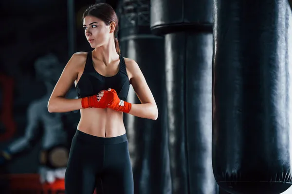 Spor Kıyafetli Genç Bir Kadın Spor Salonunda Egzersiz Yapıyor Boks — Stok fotoğraf