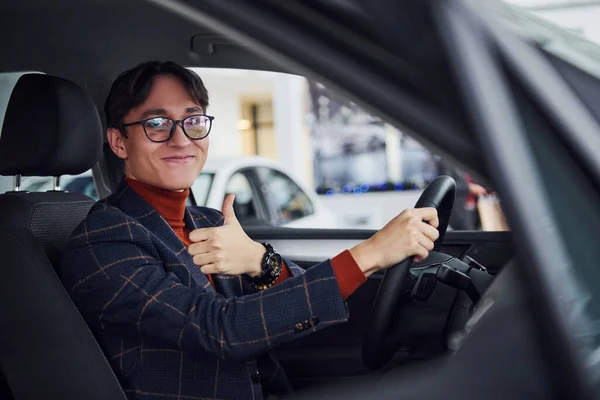 Homem Óculos Roupas Formais Sentado Dentro Carro Moderno — Fotografia de Stock