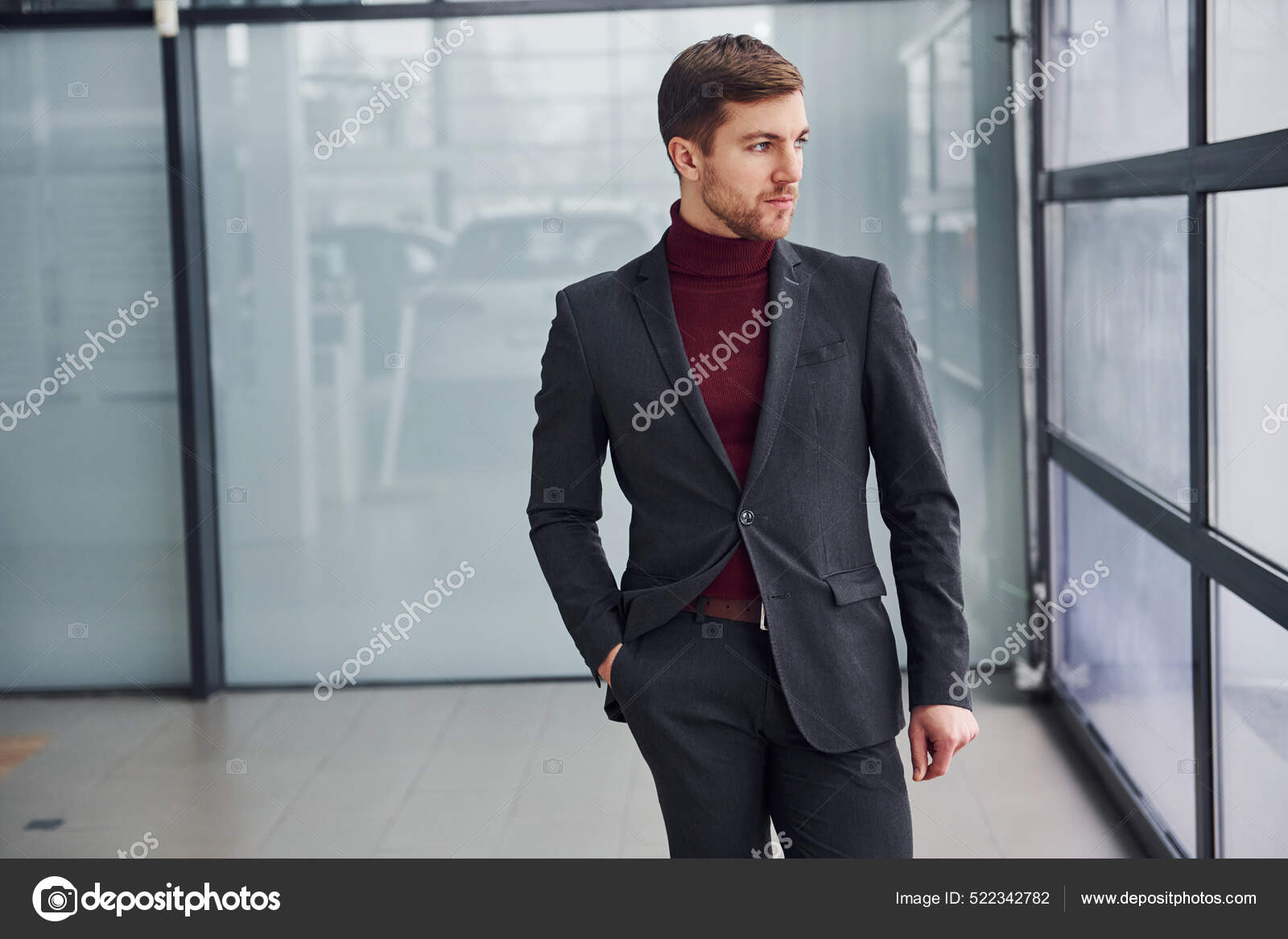 Joven Hombre Negocios Traje Lujo Ropa Formal Esta Interior Oficina Foto de stock 522342782 myronstandret