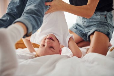 Anne gündüz vakti oğluyla oynuyor ve onunla eğleniyor..