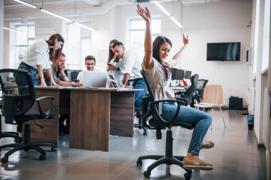 Modern ofiste birlikte çalışan genç iş adamları..