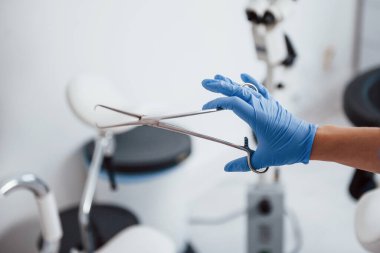 Forseps tutan kadın doktor ellerine yakından bakın..