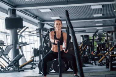 Spor elbiseli genç kız gündüz spor salonunda..