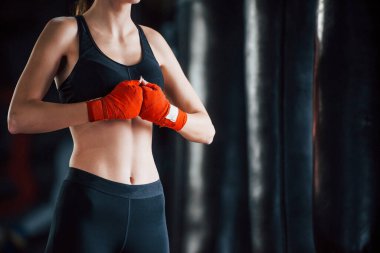 Spor kıyafetli genç bir kadın spor salonunda egzersiz yapıyor. Boks kavramı.