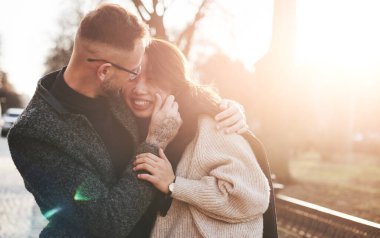 Şehirde birbirini kucaklayan neşeli, çok kültürlü bir çift var. Kafkas sevgilisiyle Asyalı bir kız..