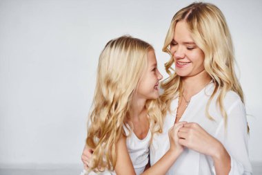 Anne kızıyla birlikte stüdyoda, beyaz bir geçmişi var..