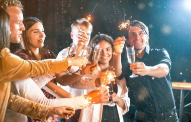 Neşeli gençlerden oluşan bir grup parti veriyor ve içeride yeni yılı kutluyor..