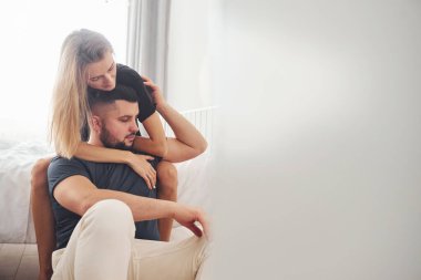 Genç evli çiftler gündüzleri yatak odasında vakit geçirirler..