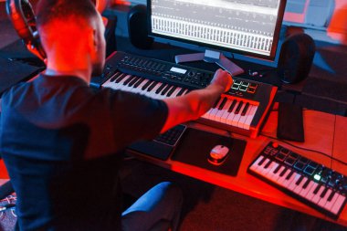 Profesyonel ses mühendisi stüdyoda müzik yapıyor..