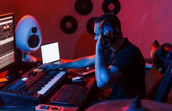 Jonge Gezongen Ingenieur Werkt Mixen Muziek Binnen Studio — Stockfoto