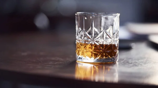Nahaufnahme Von Glas Mit Alkohol Drinnen Restaurant — Stockfoto
