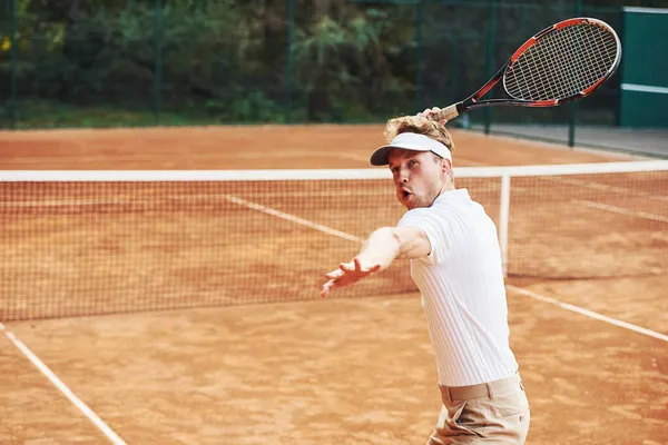 Jugador Tenis Joven Ropa Deportiva Está Cancha Aire Libre — Foto de Stock