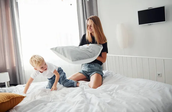 Мати Грає Подушці Битися Своїм Сином Спальні Вдень — стокове фото