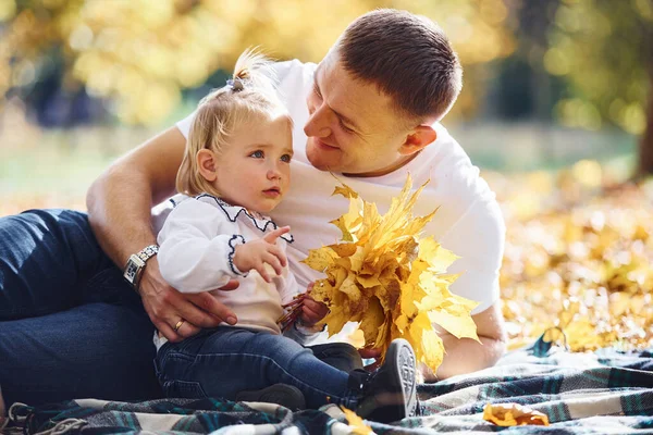 Papa Met Kleine Dochter Rust Uit Een Prachtig Herfstpark Zonnige — Stockfoto