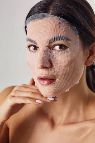 Retrato Mujer Está Estudio Contra Fondo Blanco Con Máscara Belleza —  Fotos de Stock