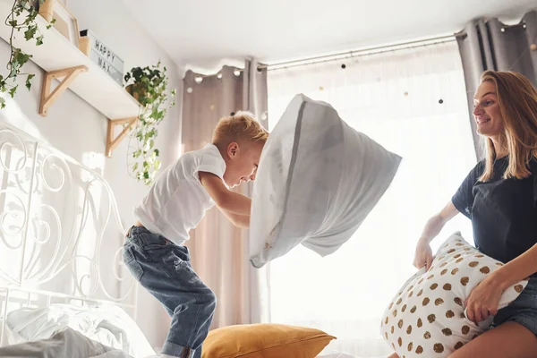 Mor Leker Kuddkrig Med Sin Son Sovrummet Dagtid — Stockfoto