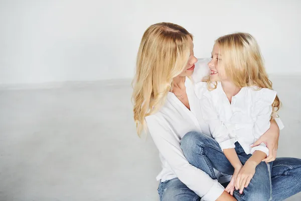 Mutter Mit Ihrer Tochter Haben Spaß Zusammen Studio Mit Weißem — Stockfoto