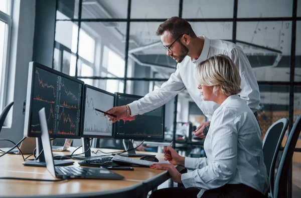 Analizzando Insieme Informazioni Due Agenti Cambio Abiti Formali Lavorano Ufficio — Foto Stock