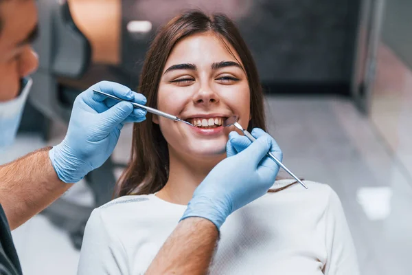 Junge Erwachsene Frauen Besuchen Die Zahnarztpraxis Konzeption Der Stomatologie — Stockfoto