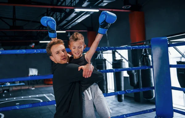 Entrenador Boxeo Pie Ring Con Niño Celebrando Victoria Juntos —  Fotos de Stock
