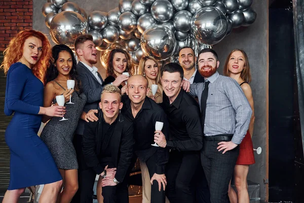 Pessoas Roupas Elegantes Com Bebidas Nas Mãos Juntos Celebrando Feriados — Fotografia de Stock