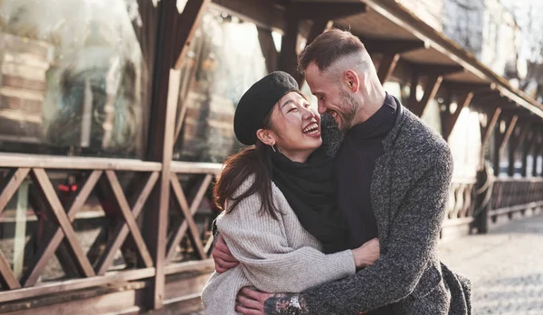 Couple Multiracial Joyeux Embrassant Extérieur Dans Ville Asiatique Fille Avec — Photo