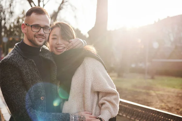 Fröhliches Multiethnisches Paar Das Sich Draußen Der Stadt Umarmt Asiatische — Stockfoto