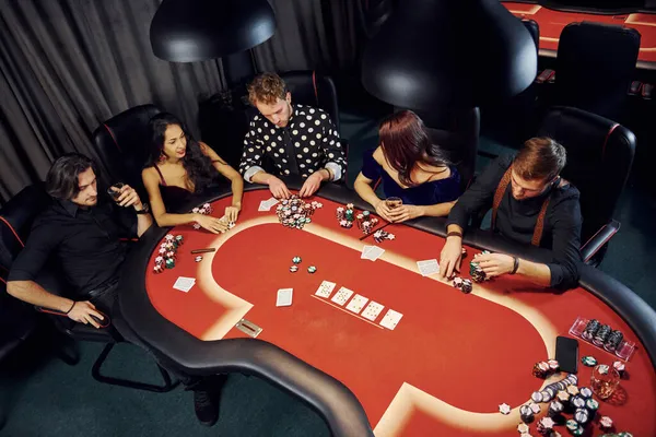Вид Элегантных Молодых Людей Играющих Покер Казино — стоковое фото