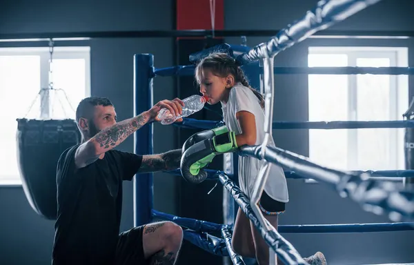 Concepção Assistência Jovem Tatuado Treinador Boxe Ensina Linda Menina Ginásio — Fotografia de Stock