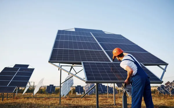 Mannelijke Werker Blauw Uniform Buiten Met Zonne Energie Batterijen Zonnige — Stockfoto