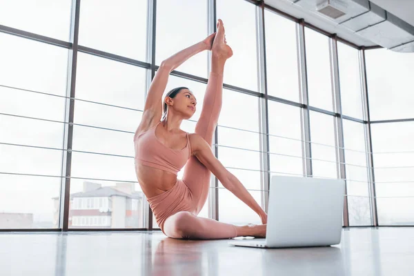 Brunett Med Smal Kroppstyp Som Tränar Golvet Och Använder Laptop — Stockfoto