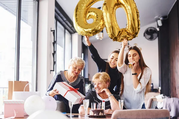 Balões Com Número Mulher Sênior Com Família Amigos Comemorando Aniversário — Fotografia de Stock