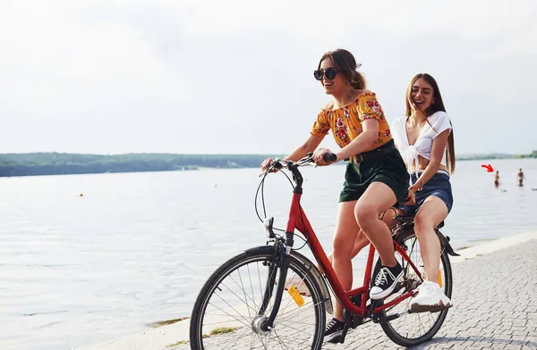 Twee Vriendinnen Fiets Hebben Plezier Aan Het Strand Bij Het — Stockfoto