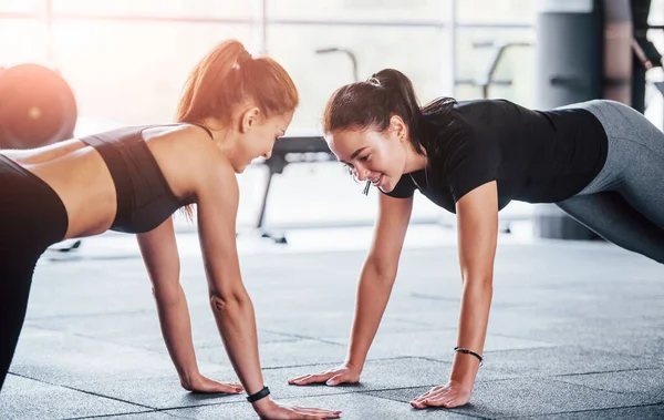 Dos Chicas Jóvenes Ropa Deportiva Está Gimnasio Haciendo Ejercicios Juntos — Foto de Stock