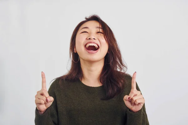 Stüdyoda Beyaz Arka Plana Bakan Mutlu Asyalı Genç Kızın Portresi — Stok fotoğraf