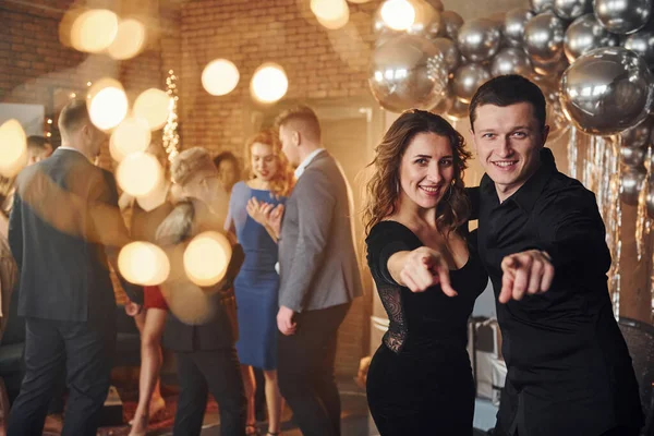 Young Couple Standing Together Friends Christmas Decorated Room Celebrating New — Stock Photo, Image