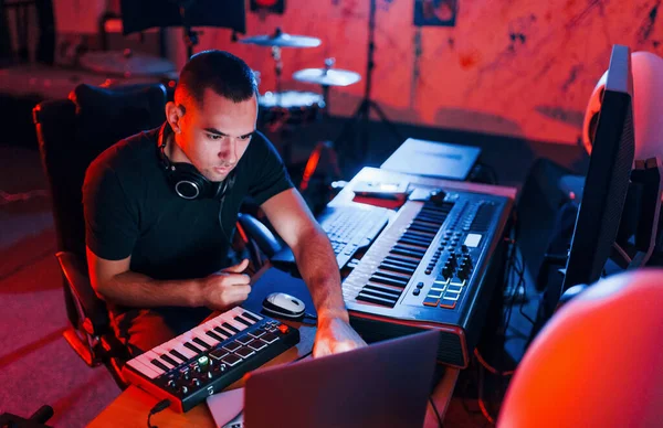 Ammattimainen Ääniteknikko Työskentelee Sekoittaa Musiikkia Sisällä Studiossa — kuvapankkivalokuva