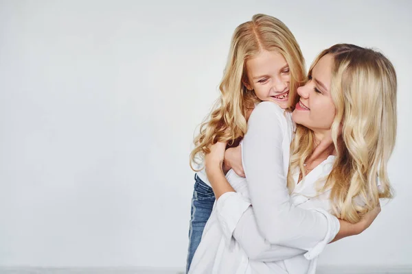 Madre Con Sua Figlia Divertirsi Insieme Studio Con Sfondo Bianco — Foto Stock