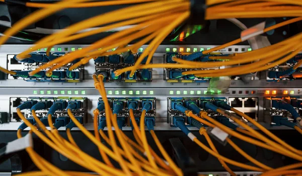 Sunucu odasındaki internet ekipman ve kablolarının görüntüsünü kapat.