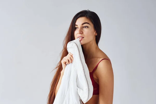 女カバー彼女の体とかむタオルでスタジオで白の背景 — ストック写真