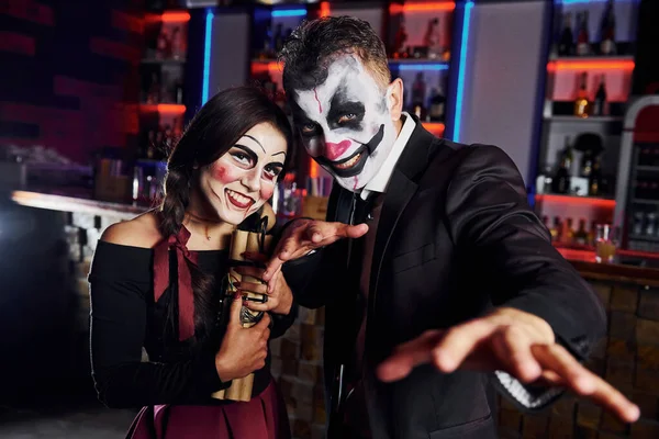 Posar Para Câmara Amigos Está Festa Halloween Temática Maquiagem Assustadora — Fotografia de Stock