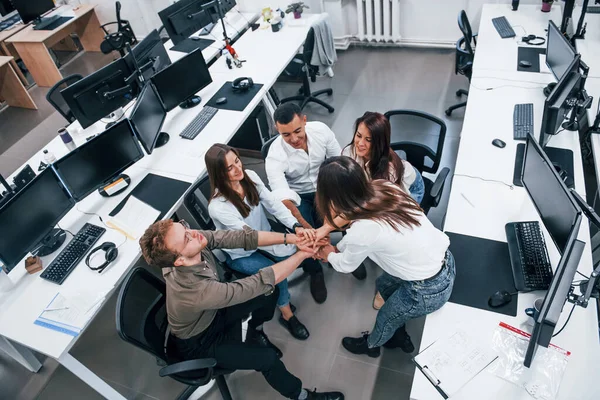 Pessoas Conversando Trabalhando Juntas Escritório Moderno Perto Computadores — Fotografia de Stock