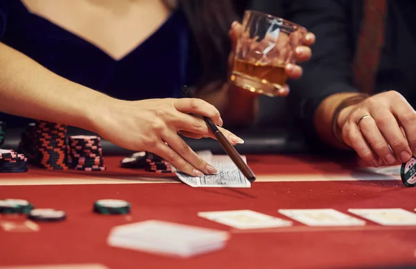 Närbild Eleganta Ungdomars Händer Som Spelar Poker Kasino — Stockfoto